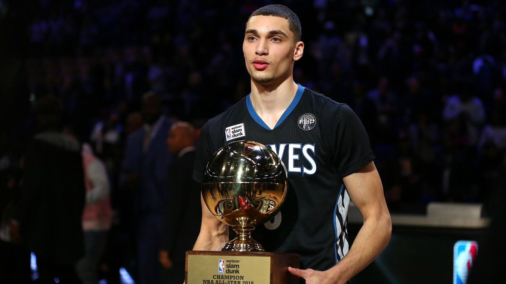 “中超联赛观众席座无虚席，足球魅力不断扩大”，中超观众人数限制